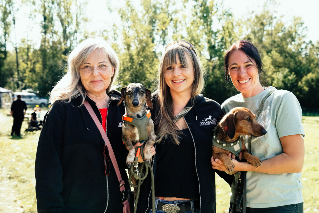 Drei Frauen und zwei Hunde