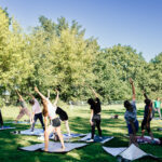 Eine Yoga Klasse in der Natur
